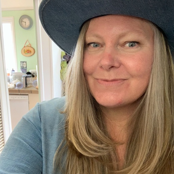 Meet your Posher, Julie - Picture 1 of 2